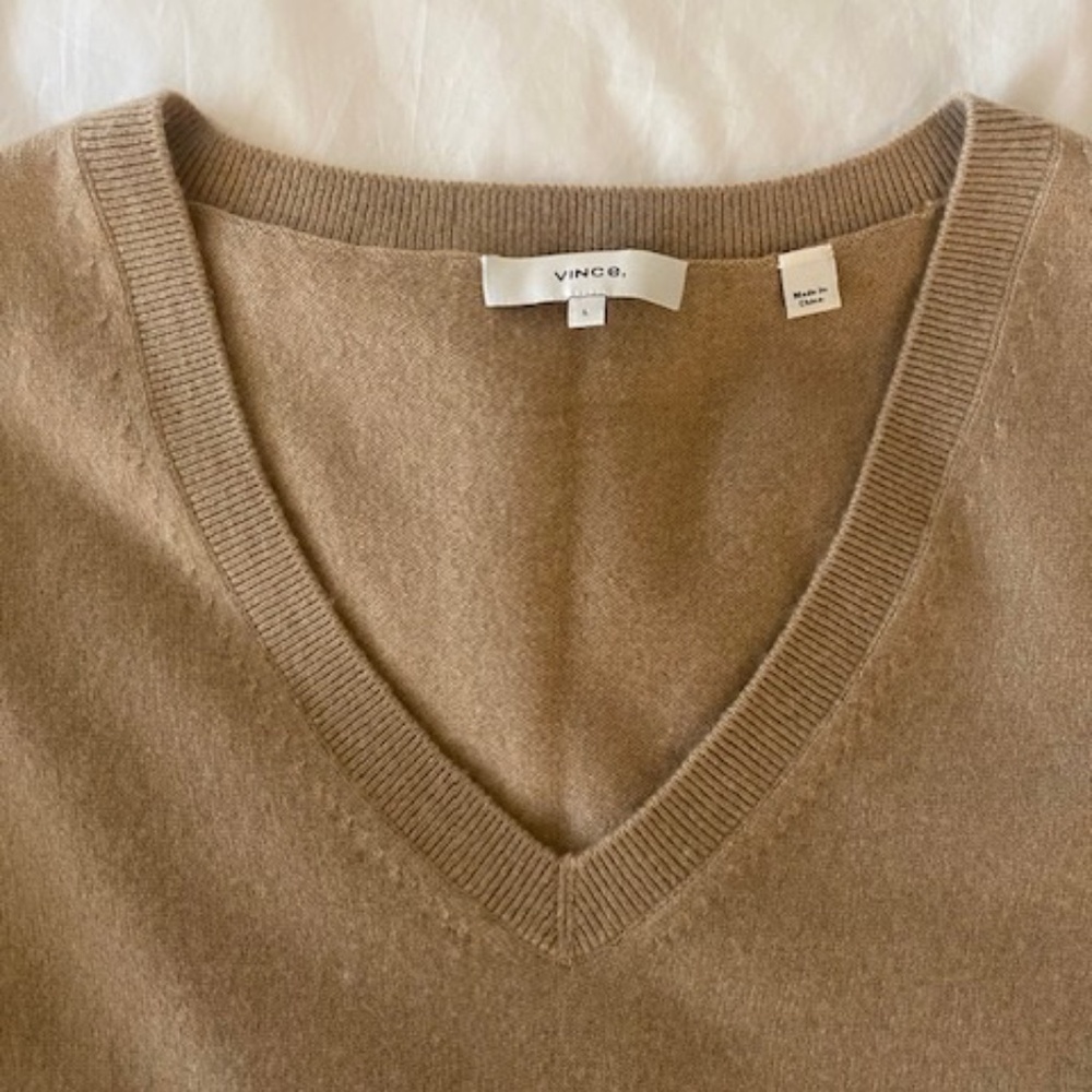 Vince Camel Lightweight Cashmere V-Neck Sweater - L - worn once/dry cleaned